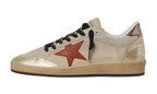 Golden Goose Ball Star in suede beige con stella in pelle rossa