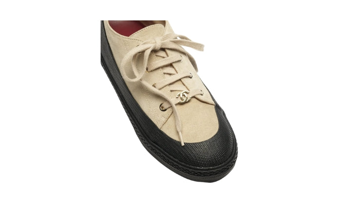 CHANEL Sneaker in Vitello Scamosciato Beige